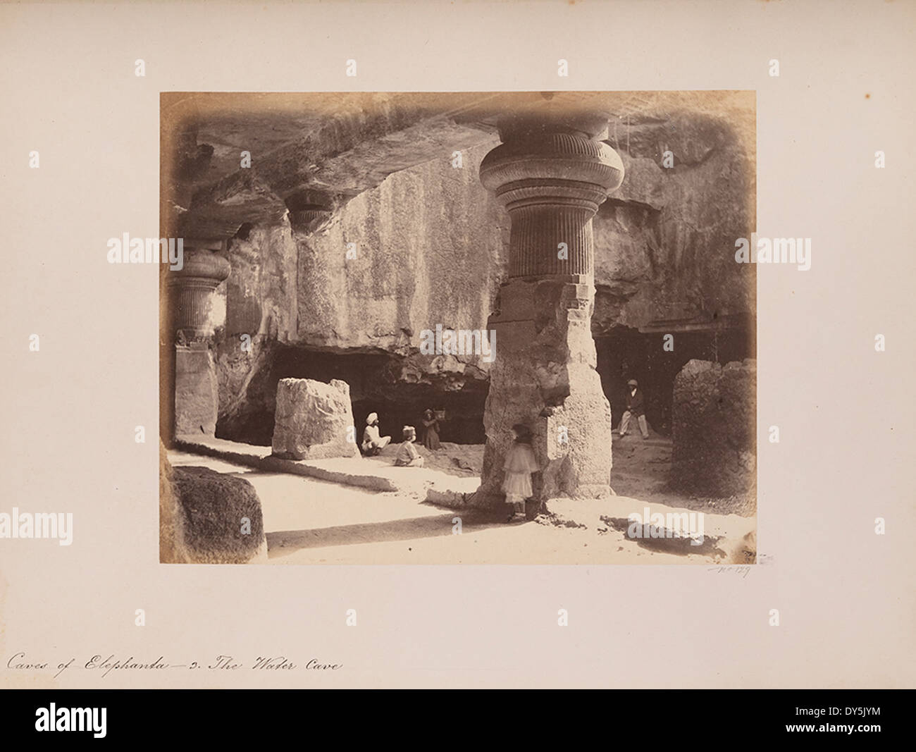La Grotta dell'acqua è una delle antiche grotte sull'isola di Elephanta vicino a Mumbai, in India. Presenta un'architettura scavata nella roccia, sculture religiose e fa parte delle grotte di Elephanta, un sito patrimonio dell'umanità dell'UNESCO, associato alla Setta indù di Shaiva. Foto Stock
