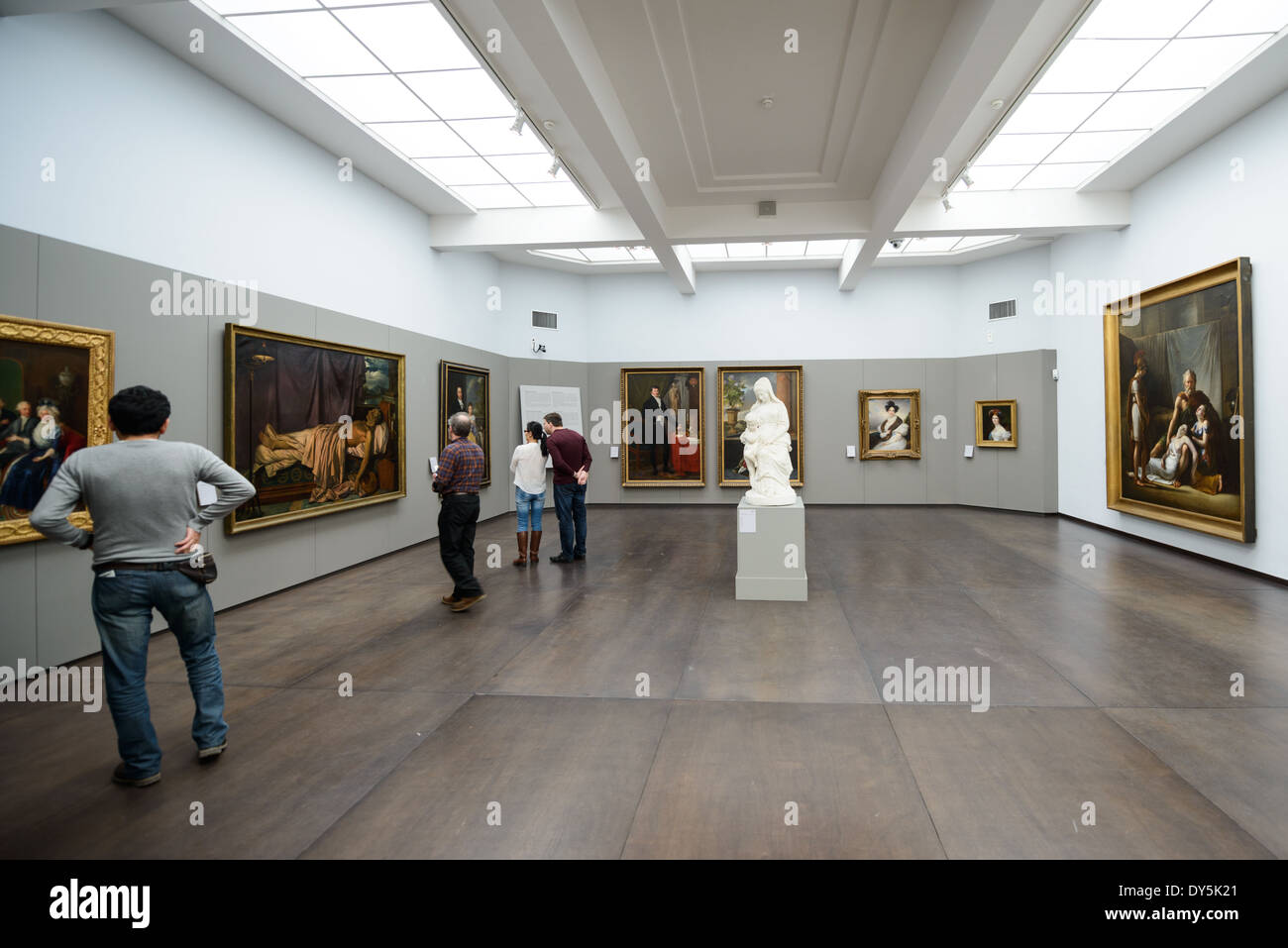 Groeningemuseum dipinti fiamminghi Bruges Belgio // BRUGES, Belgio — la rinomata collezione del Groeningemuseum espone capolavori della pittura fiamminga e belga, con particolare enfasi sulle opere del periodo primitivo fiammingo. Il museo ospita esempi significativi di arte medievale e rinascimentale che dimostrano l'evoluzione delle tradizioni pittoriche fiamminghe. Questa collezione rappresenta uno dei più importanti assemblaggi dell'arte medievale del Nord Europa. Foto Stock