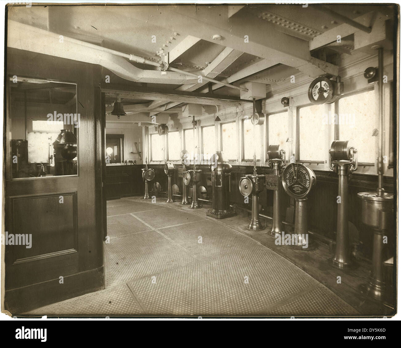 Il ponte di navigazione della RMS Mauretania della Cunard Line era una caratteristica fondamentale della progettazione della nave, consentendo un comando e un controllo efficienti per i suoi viaggi transatlantici. Il ponte offriva una chiara visibilità ed era dotato di strumenti di navigazione avanzati per il suo tempo. Foto Stock