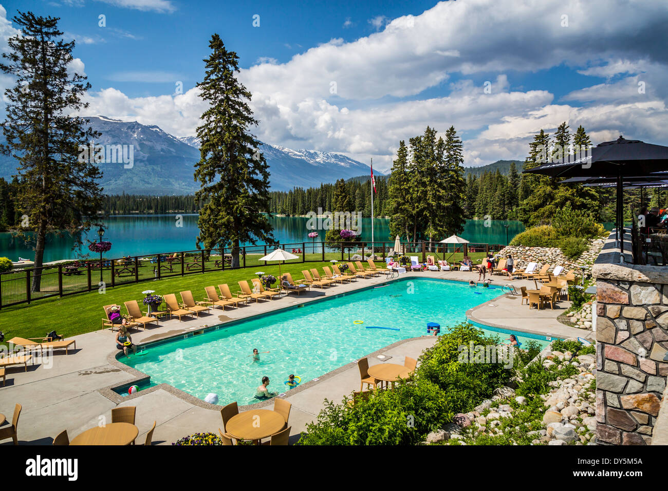 La zona della piscina presso il Fairmont Jasper Park Lodge nel Parco Nazionale di Jasper, Alberta, Canada. Foto Stock