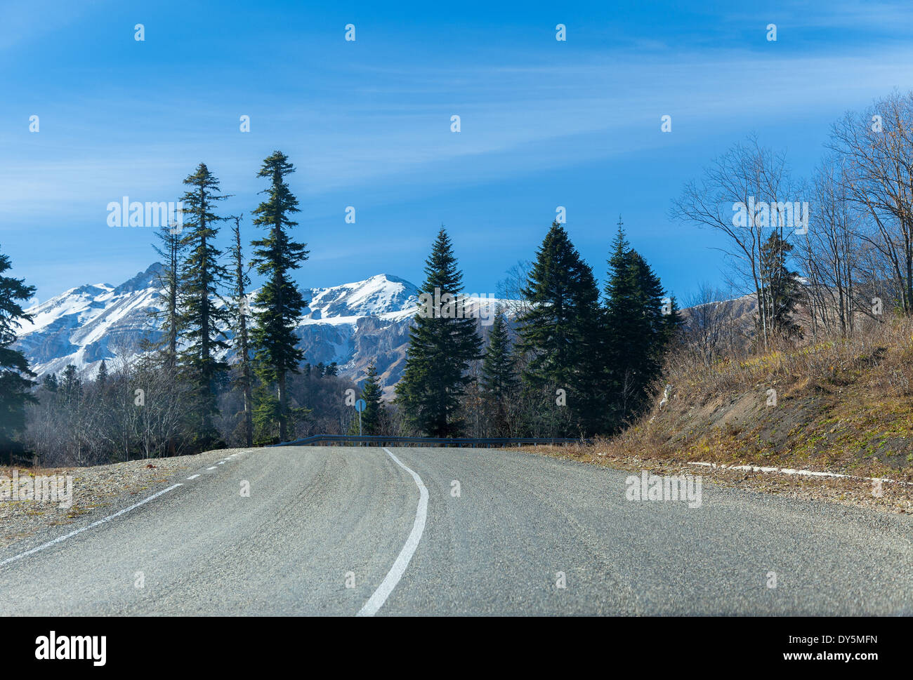 Strada di altezze nevoso in montagna Foto Stock