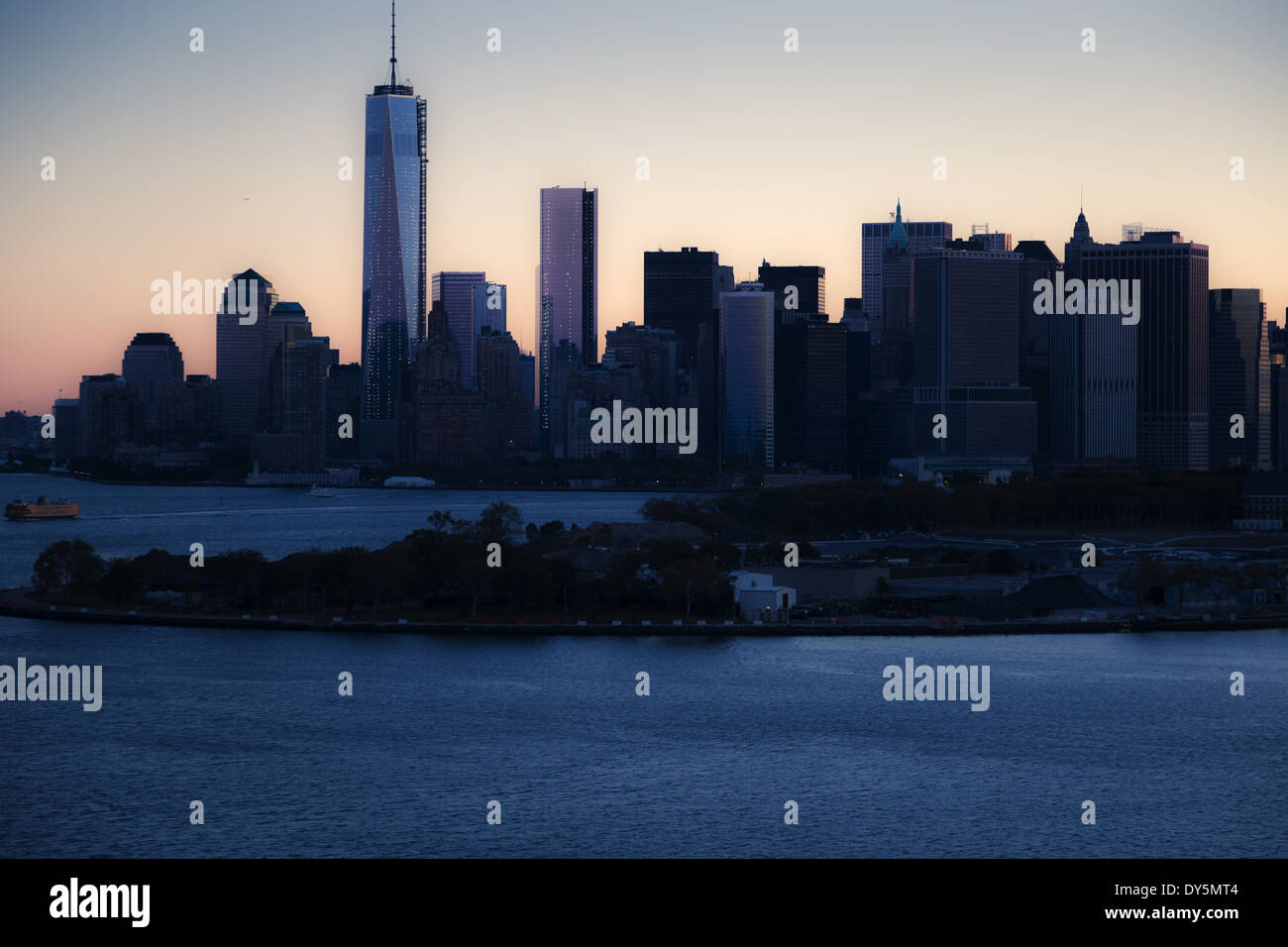 Manhattan cityscape guardando sopra Governors Island New York STATI UNITI D'AMERICA Foto Stock