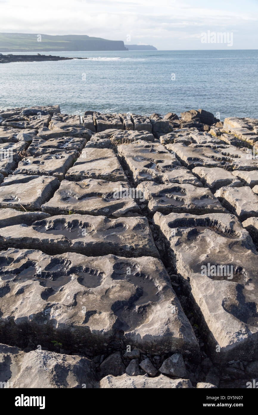 Weathered pavimentazione di pietra calcarea, Doolin, Co. Clare, Irlanda Foto Stock