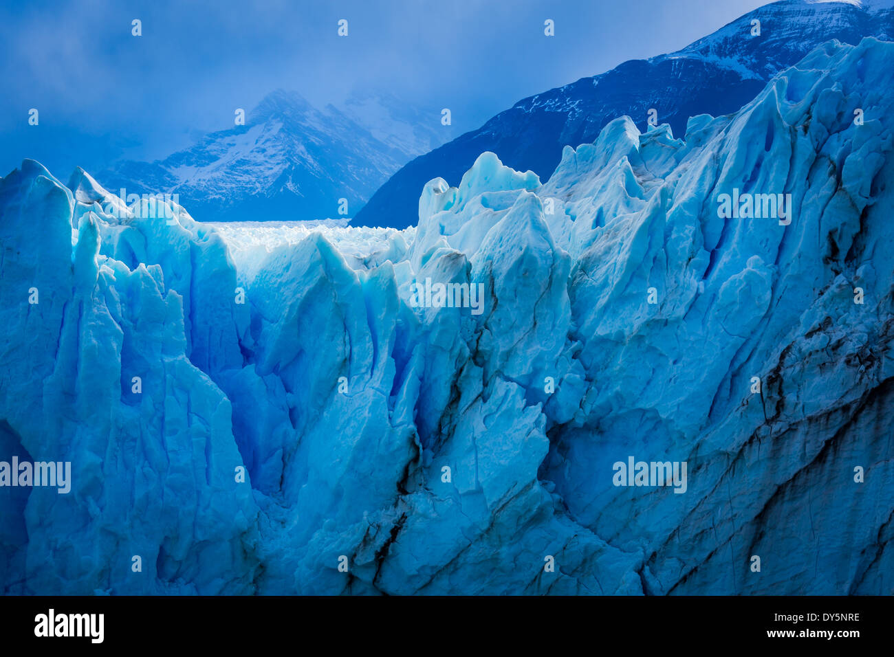 Il Ghiacciaio Perito Moreno è un ghiacciaio situato nel parco nazionale Los Glaciares nel sud-ovest di Santa Cruz provincia, Argentina. Foto Stock