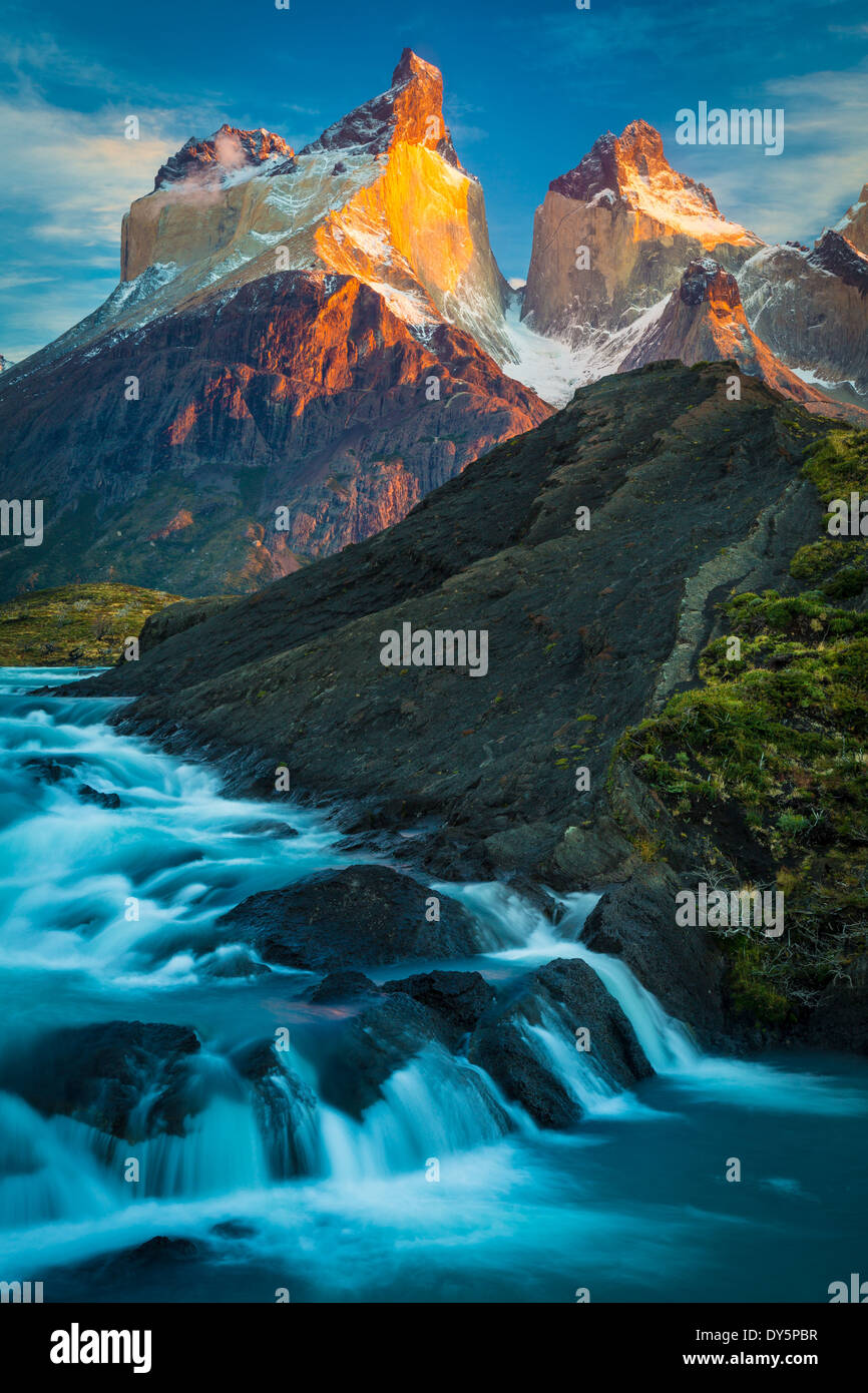 Los Cuernos che sovrasta una cascata nei pressi del Lago Nordenskjold a Torres del Paine, cileno parte della Patagonia Foto Stock