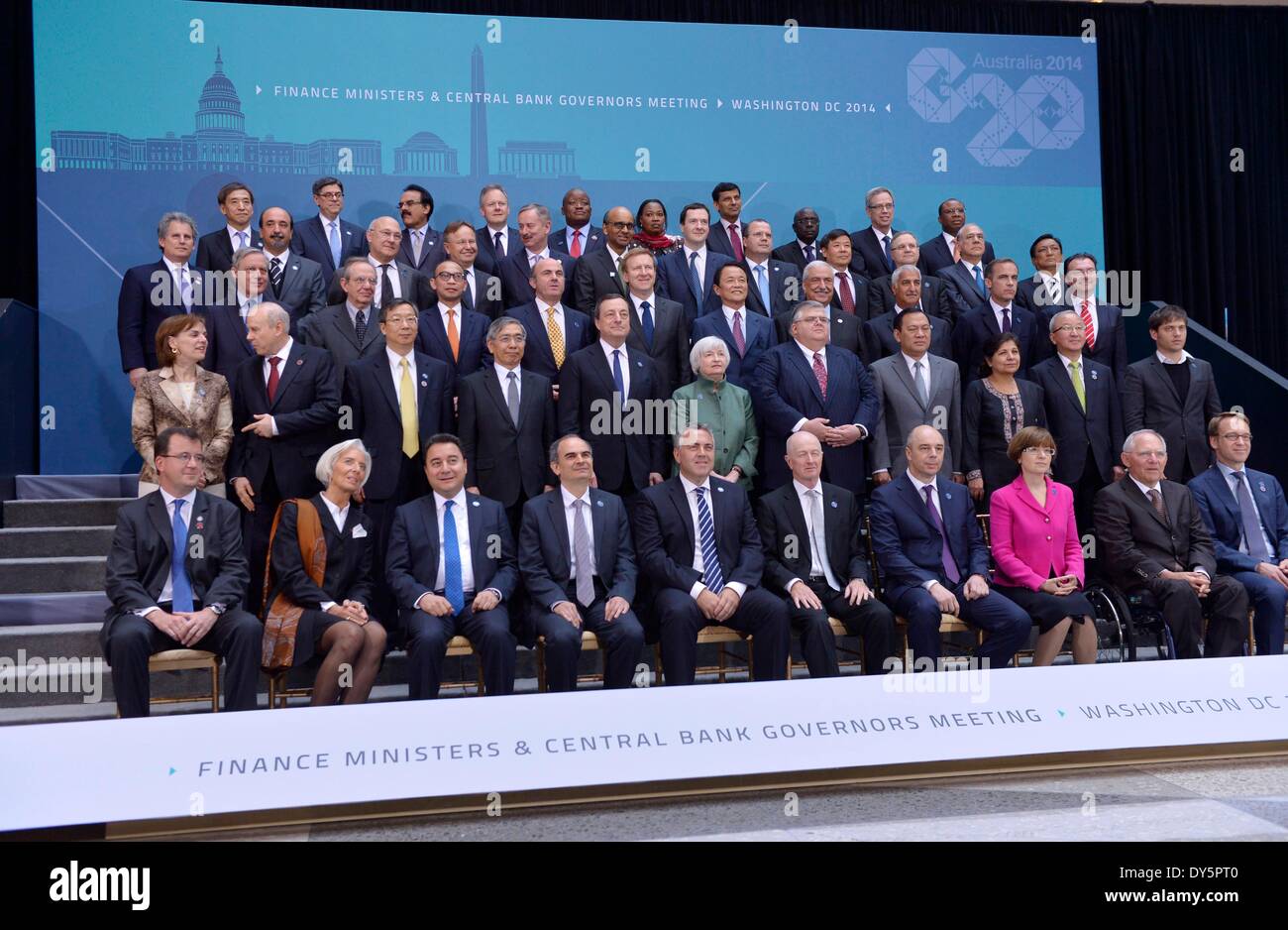 Washington, DC, Stati Uniti d'America. Xi Apr, 2014. I ministri delle finanze e banchieri centrali del G20 posano per una foto di famiglia con il direttore del FMI Christine Lagarde (2a L, anteriore) durante il FMI e la Banca mondiale di primavera a Washington DC, capitale degli Stati Uniti, 11 aprile 2014. Credito: Yin Bogu/Xinhua/Alamy Live News Foto Stock
