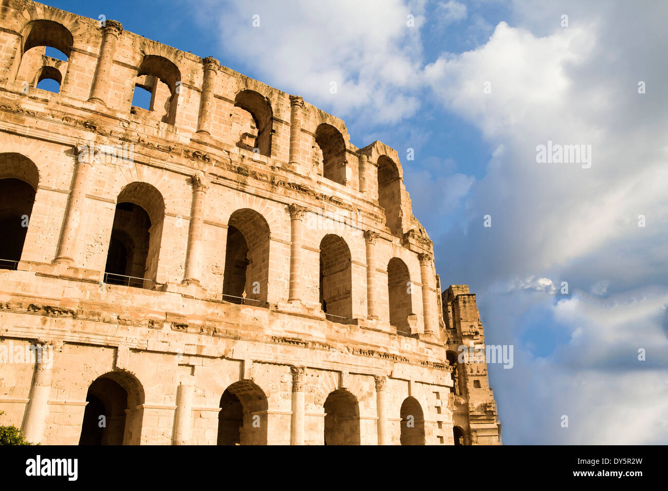 Le pareti esterne dell'Anfiteatro romano di El Jem, Tunisia in Nord Africa. Foto Stock