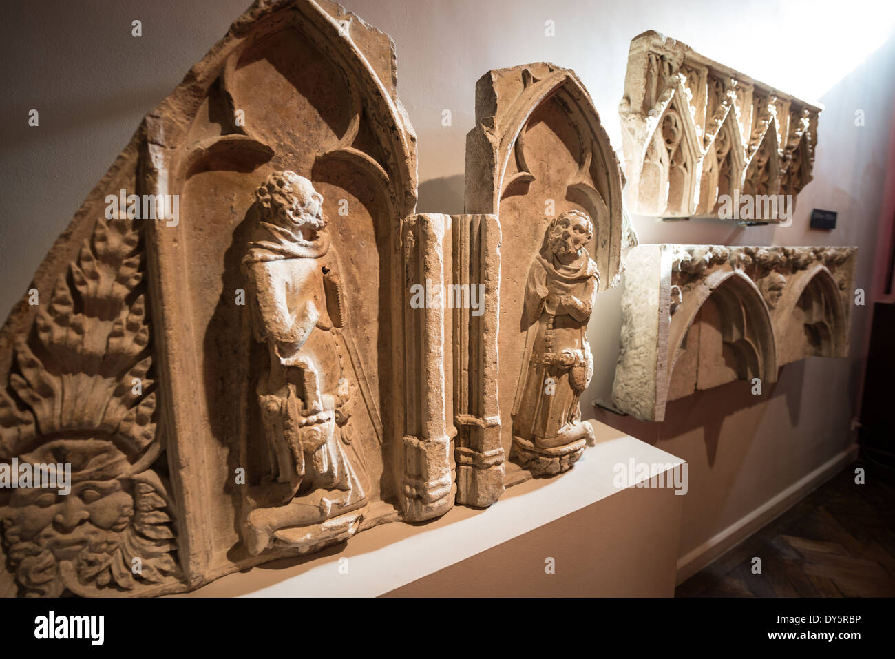 Storico recuperato Renderings architettonico in mostra presso il Museo della città di Bruxelles. Il museo è dedicato alla storia e folklore della città di Bruxelles e il suo sviluppo fin dai suoi inizi ad oggi, che si presenta attraverso dipinti, sculture, tapistries, incisioni, fotografie e modelli. Foto Stock