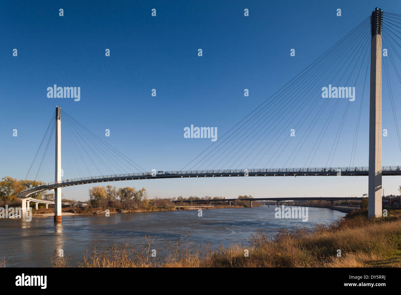 Stati Uniti d'America, Nebraska, Omaha, Bob Kerrey ponte pedonale attraverso il fiume Missouri Foto Stock