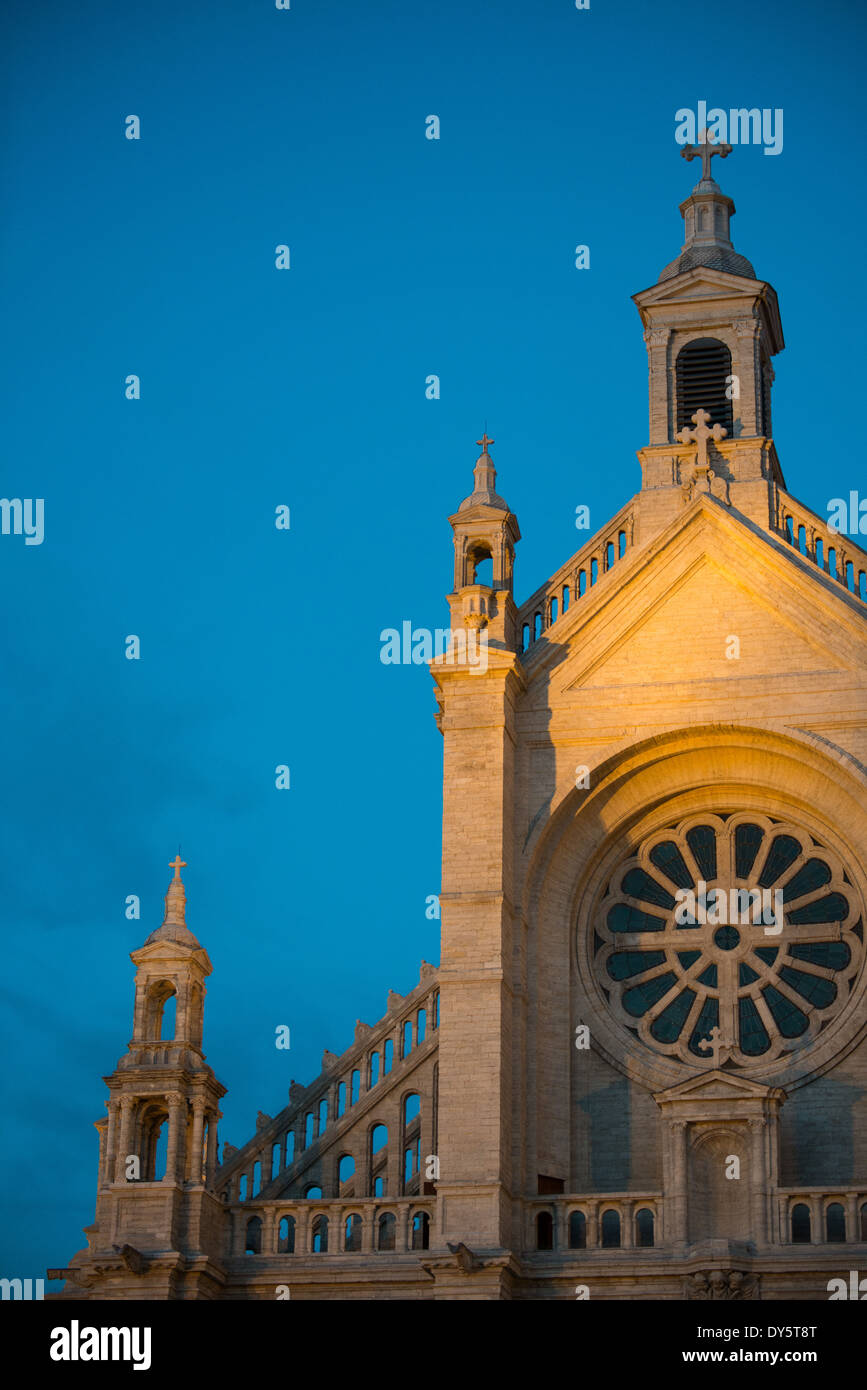 BRUXELLES, Belgio — i proiettori catturano la facciata anteriore dell'Église Sainte-Catherine de Bruxelles (Chiesa di Santa Caterina di Bruxelles) contro il cielo blu scuro del crepuscolo. La chiesa, nel centro di Bruxelles, fu costruita tra il 1854 e il 1874 e si trova su un'estremità di Place Ste Catherine. Foto Stock