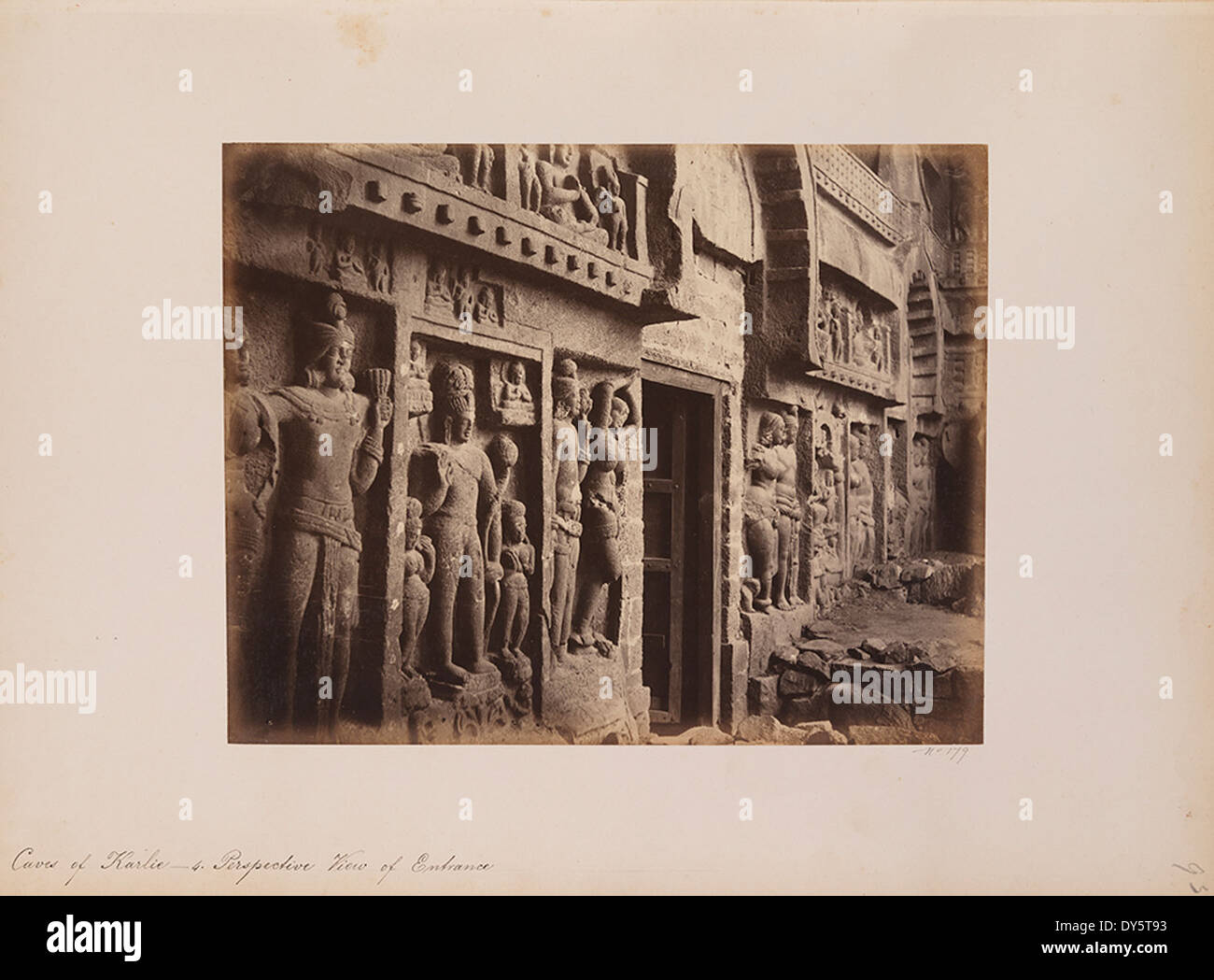Le grotte di Karli (note anche come grotte di Karla) sono monasteri buddisti scavati nella roccia situati in India. Questa vista prospettica dell'ingresso mostra intricate incisioni in pietra e l'abilità architettonica coinvolta nella creazione di questi antichi viharas, offrendo un'idea della prima architettura buddista. Foto Stock