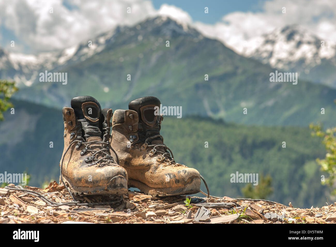 Stivali turistici e montagna in estate Foto Stock