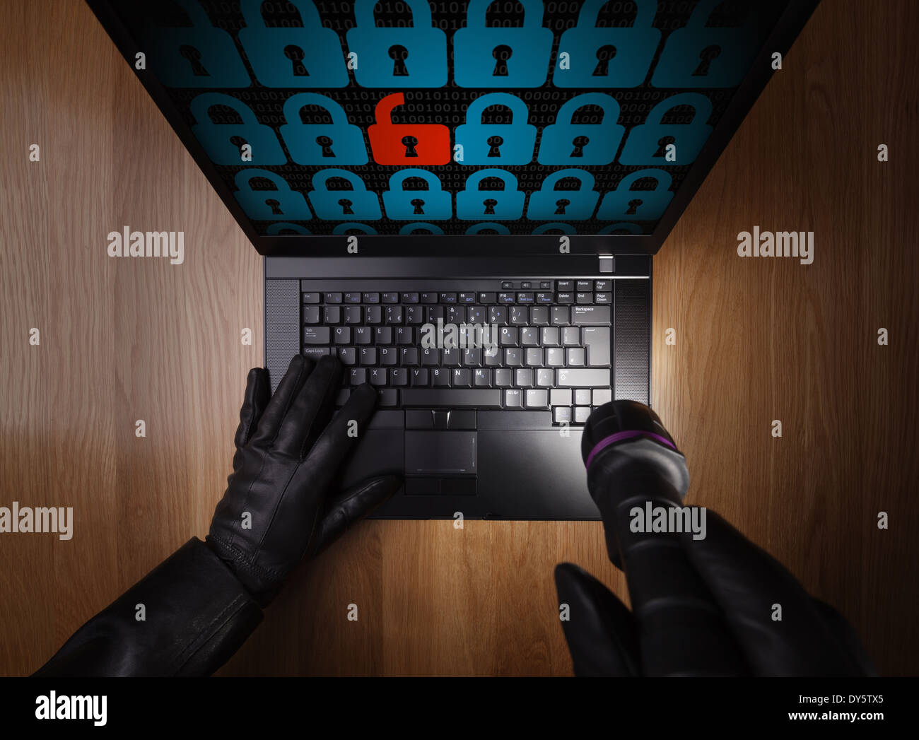 Il pirata informatico di rubare i dati da un computer portatile Foto Stock