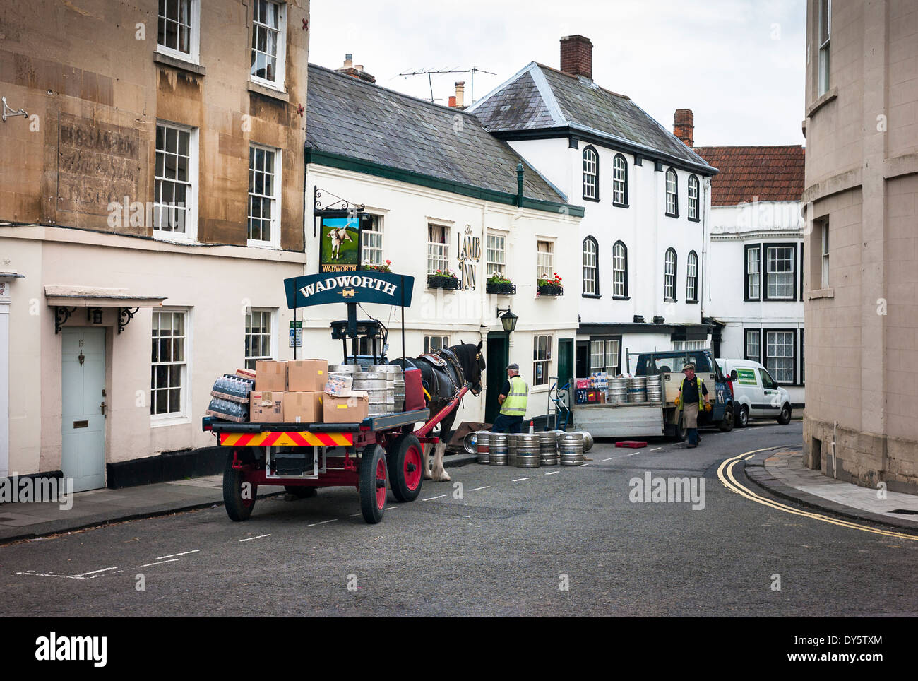 Birreria Wadworth a cavallo il dray offrendo al pubblico di agnello casa in Devizes Regno Unito Foto Stock