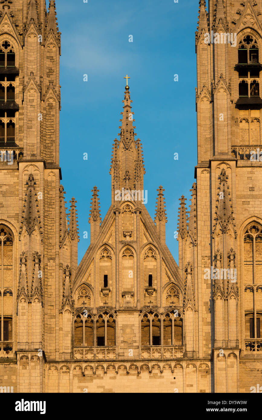 BRUXELLES, Belgio — le distintive torri gemelle della Cattedrale di San Michael e St. Gudula cattura la luce dorata degli ultimi raggi di sole per il giorno. Situata in posizione prominente su una collina nel centro di Bruxelles, l'attuale cattedrale risale al 13th° secolo, sebbene una chiesa sia stata presente in questo sito almeno dal 11th° secolo. È la cattedrale nazionale del Belgio e sede di incoronazioni reali e matrimoni. Foto Stock