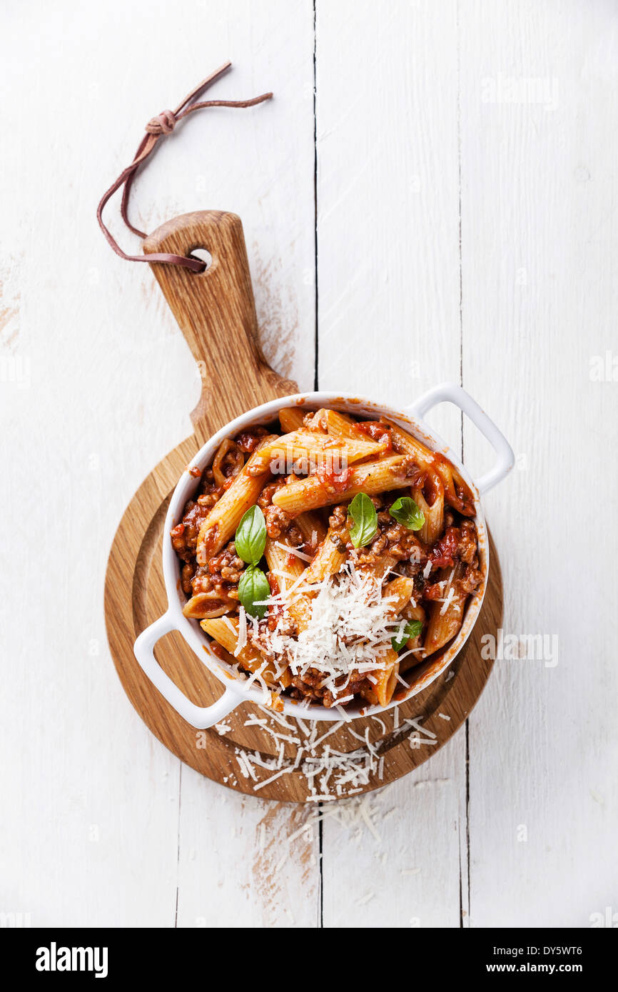 Pasta Penne con il ragù alla bolognese e il parmigiano reggiano Foto Stock