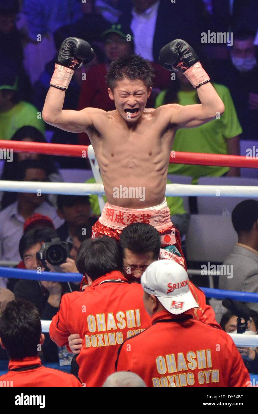 Tokyo, Giappone. 6 apr, 2014. (T-B) Naoya Inoue (JPN), Shingo Inoue Boxe : Naoya Inoue del Giappone corre sul suo trainer e padre Shingo Inoue di spalle come si festeggia dopo la vittoria della luce dei WBC pesi mosca titolo bout in generale Ota-City palestra a Tokyo in Giappone . © Hiroaki Yamaguchi/AFLO/Alamy Live News Foto Stock