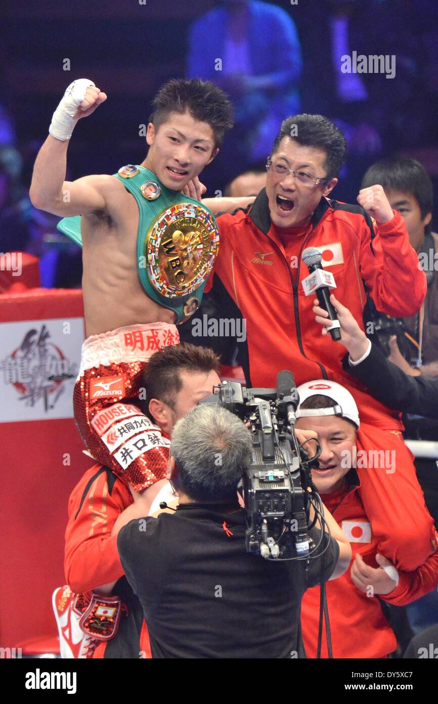 Tokyo, Giappone. 6 apr, 2014. (L-R) Naoya Inoue (JPN), Shingo Inoue Boxe : Naoya Inoue del Giappone a cavallo su trainer Koji Matsumoto spalle celebra con il suo allenatore e padre Shingo Inoue insegnante di equitazione Shiro Sakuma spalle dopo aver vinto la luce dei WBC pesi mosca titolo bout in generale Ota-City palestra a Tokyo in Giappone . © Hiroaki Yamaguchi/AFLO/Alamy Live News Foto Stock