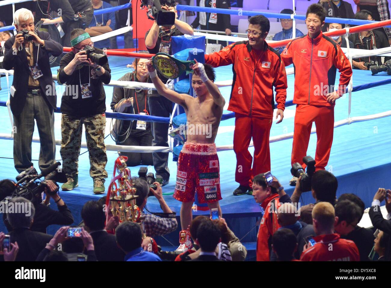 Tokyo, Giappone. 6 apr, 2014. (L-R) Naoya Inoue (JPN), Shingo Inoue, Takuma Inoue Boxe : Naoya Inoue del Giappone si mette in mostra la sua cintura di campione per la folla dopo aver vinto la luce dei WBC pesi mosca titolo bout in generale Ota-City palestra a Tokyo in Giappone . © Hiroaki Yamaguchi/AFLO/Alamy Live News Foto Stock