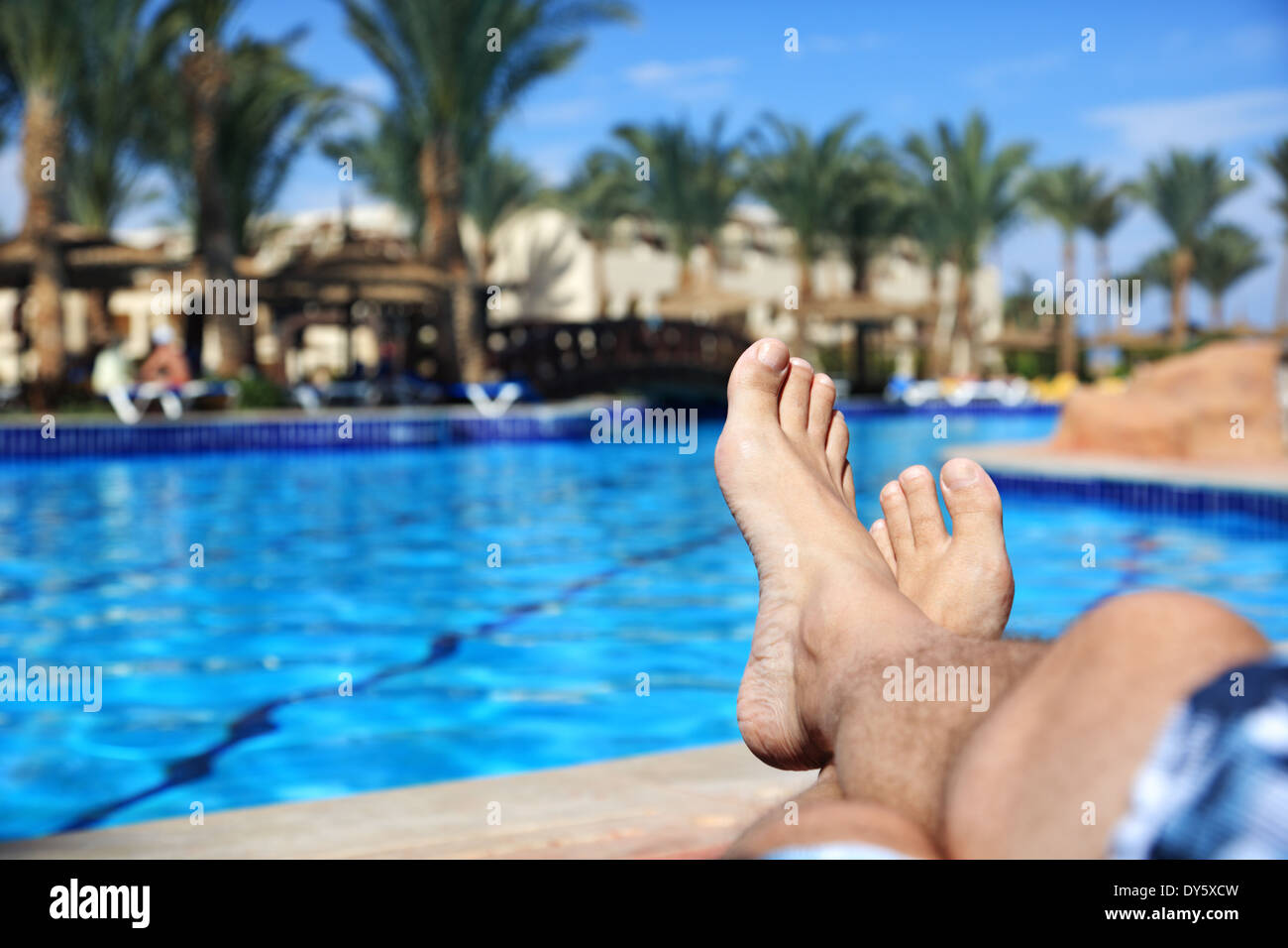 A prendere il sole in piscina Foto Stock