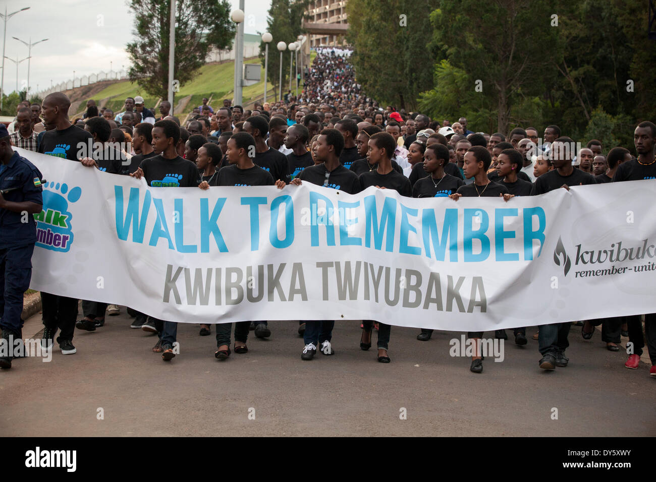 A Kigali, Ruanda. Il 7 aprile 2014. Ruandesi prendere parte in 'Kwibuka Twiyubaka a piedi da ricordare. Il cammino iniziato presso il parlamento ruandese e conclusa presso lo stadio Amahoro. Quest anno ricorre il ventesimo anniversario del genocidio contro i tutsi. Durante i circa 100 giorni dal 7 Aprile, 1994 a metà luglio, un importo stimato di 500.000 1.000.000 ruandesi sono stati uccisi, costituente tanto quanto il 20% della popolazione totale del paese e 70% dei Tutsi allora viventi in Ruanda.© Alamy Foto Stock