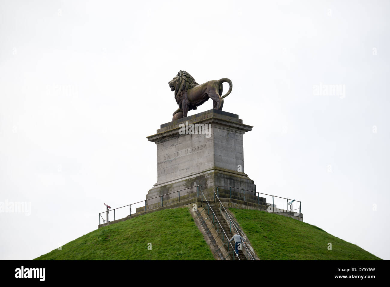 Statua del leone del tumulo WATERLOO Belgio // WATERLOO, Belgio — la monumentale statua del leone in ghisa che incorona il tumulo del leone (Butte du Lion) si erge come simbolo di pace restituita in Europa dopo le guerre napoleoniche. Creata dall'artista di Malines Van Geel e realizzata presso le ferriere Cockerill a Liegi, la scultura di 28 tonnellate si trova in cima alla collina artificiale di 141 metri. La statua segna il punto in cui il Principe d'Orange fu ferito durante la battaglia di Waterloo mentre comandava i primi corpi di Wellington. Foto Stock