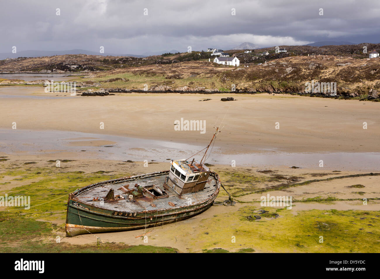 Irlanda, Co Donegal, Rosses, Cruit Island, vecchia barca da pesca in Illan Doo a bassa marea Foto Stock