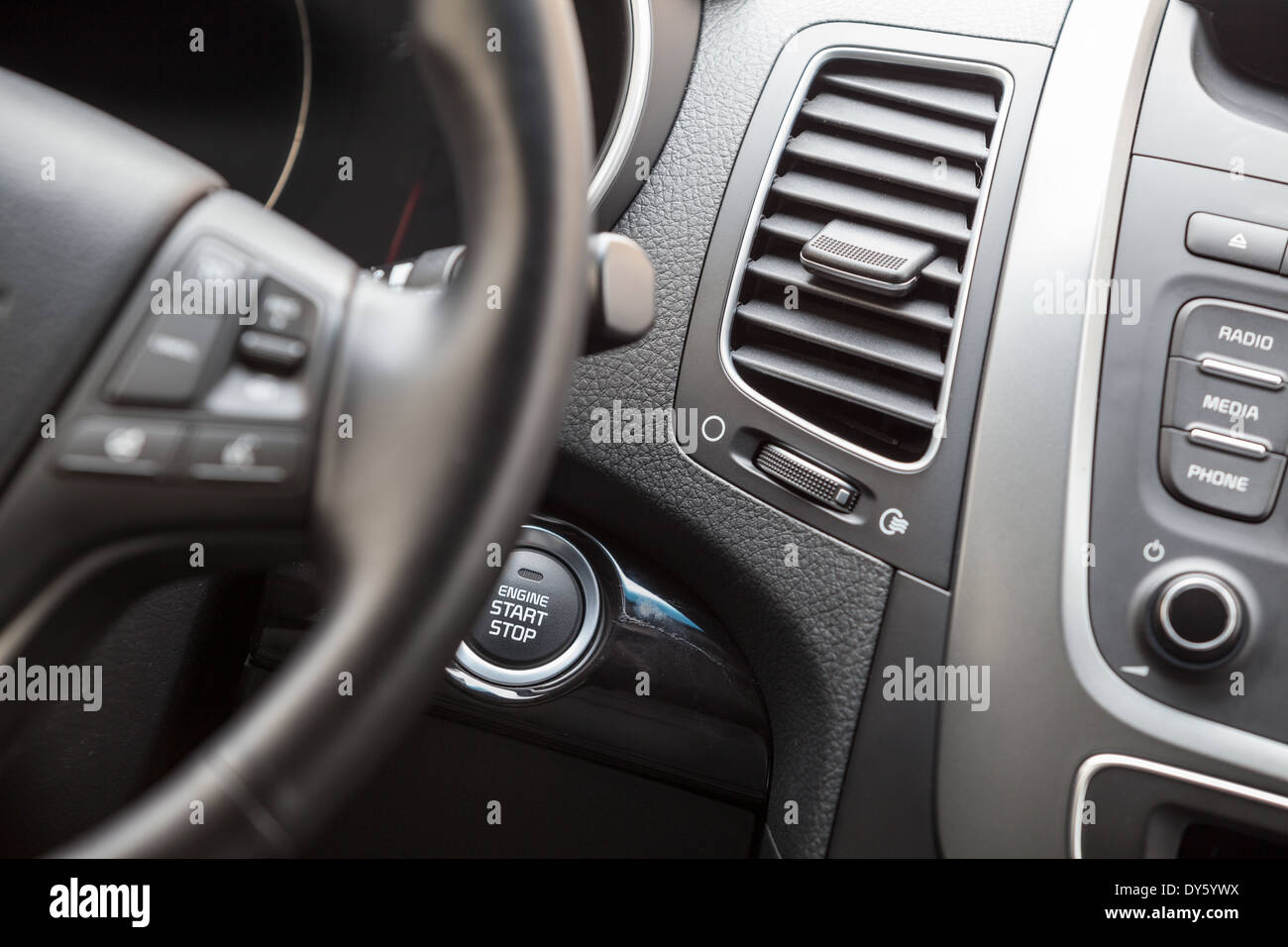 Interno del veicolo con avviamento automatico il pulsante motore Foto Stock