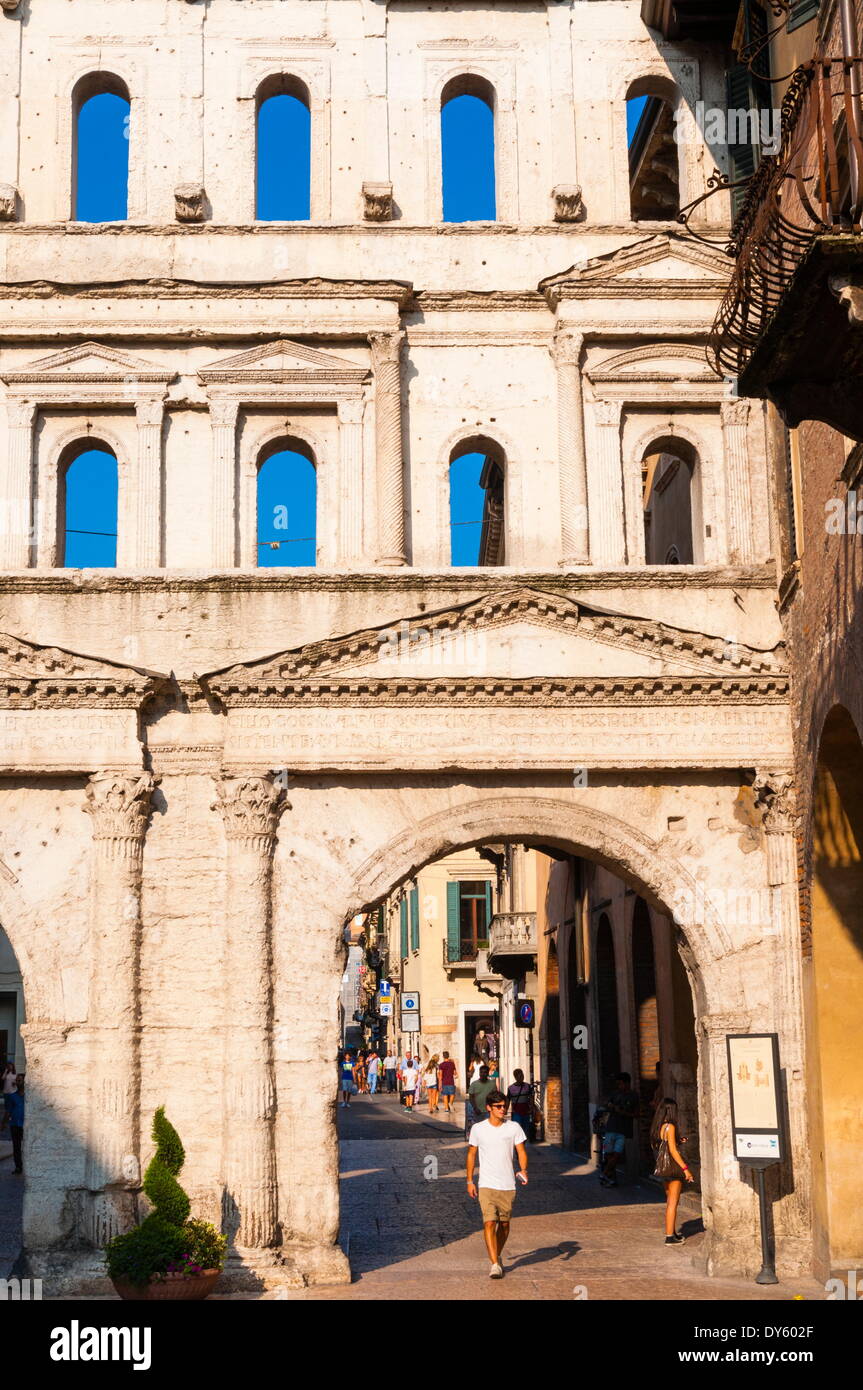 La facciata esterna della Porta Borsari risalente 50 BC, Verona, Sito Patrimonio Mondiale dell'UNESCO, Veneto, Italia, Europa Foto Stock