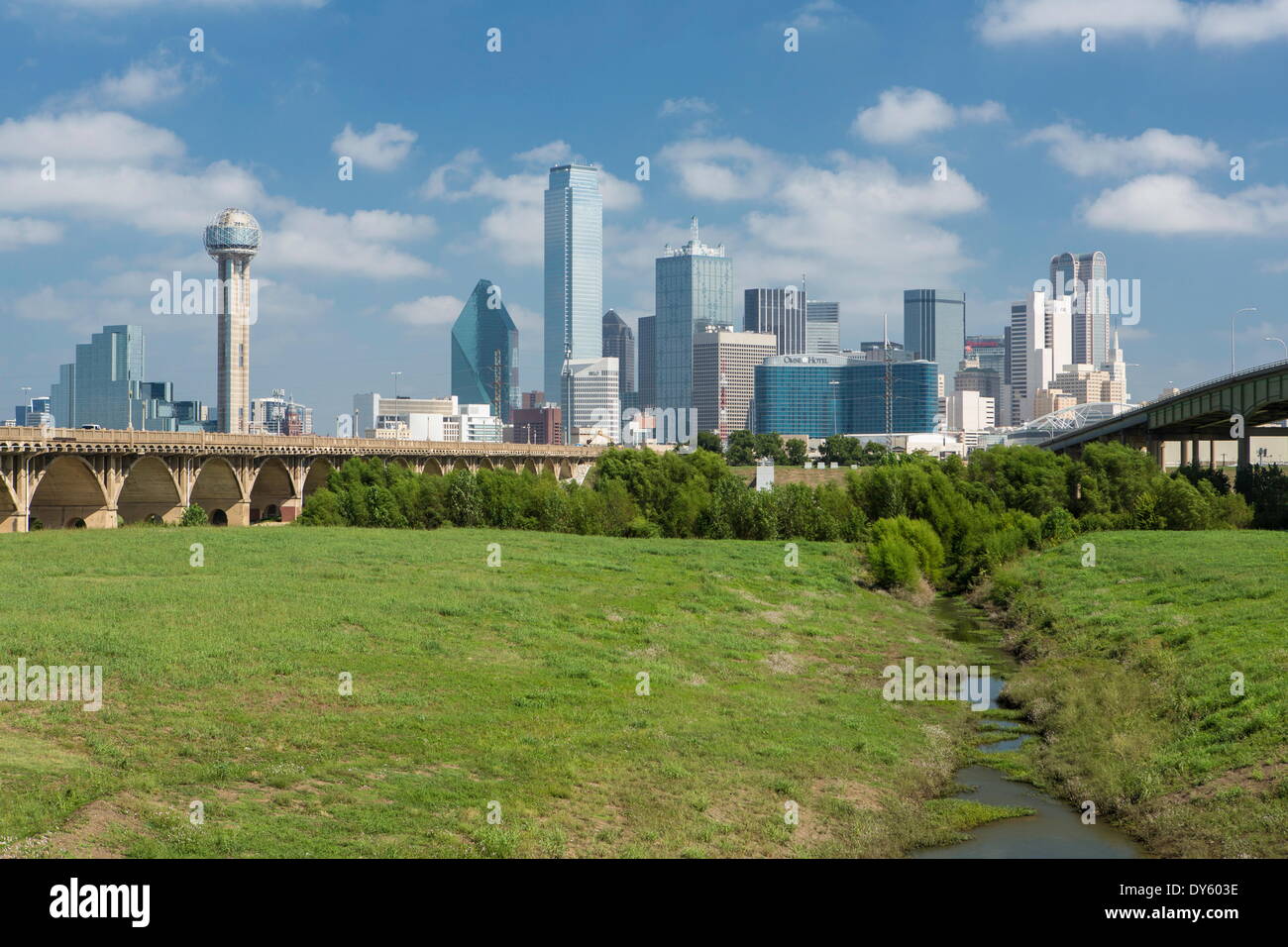 Superstrada ponte sopra il fiume di Dallas floodplain, e lo skyline del centro cittadino, Dallas, Texas, Stati Uniti d'America Foto Stock