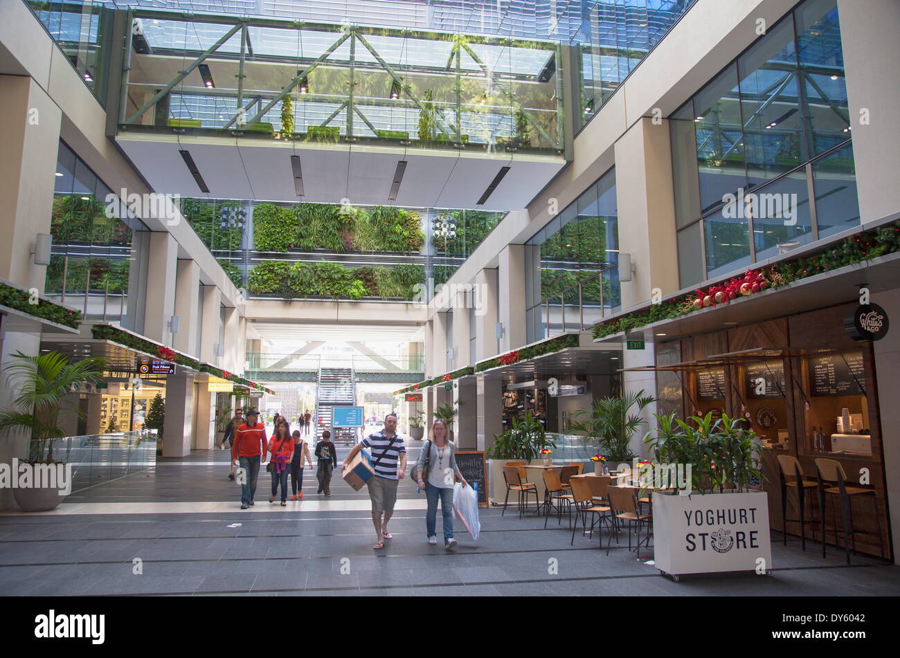 Le persone all'interno Atrium on Takutai shopping mall di Britomart precinct, Auckland, Isola del nord, Nuova Zelanda, Pacific Foto Stock