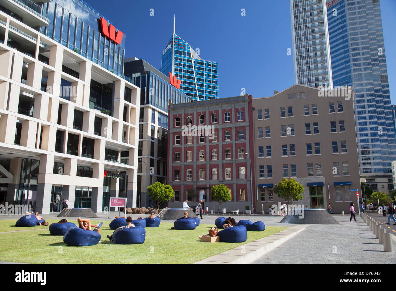 La gente seduta al di fuori del Westpac edificio in Piazza Takutai in Britomart precinct, Auckland, Isola del nord, Nuova Zelanda, Pacific Foto Stock