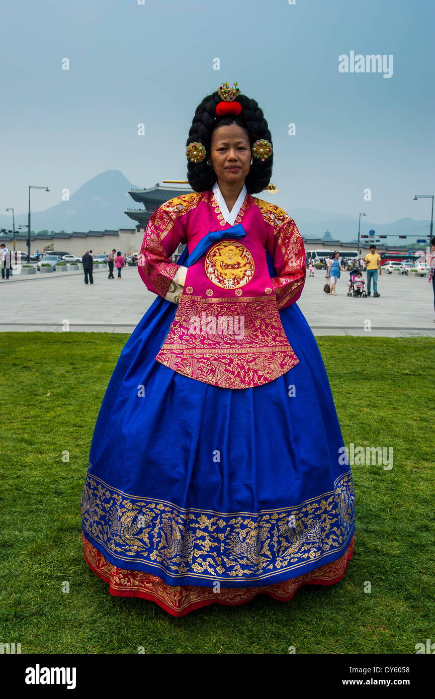 Vestito tradizionale donna con un particolare stile di capelli, il Palazzo Gyeongbokgung, Seoul, Corea del Sud, Asia Foto Stock