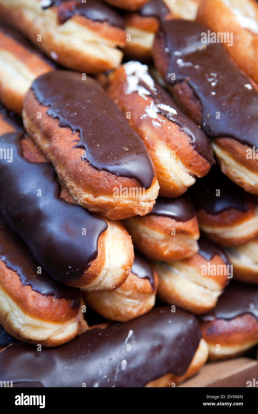 Il Mercato di Portobello Eclairs al cioccolato - London W11 - REGNO UNITO Foto Stock