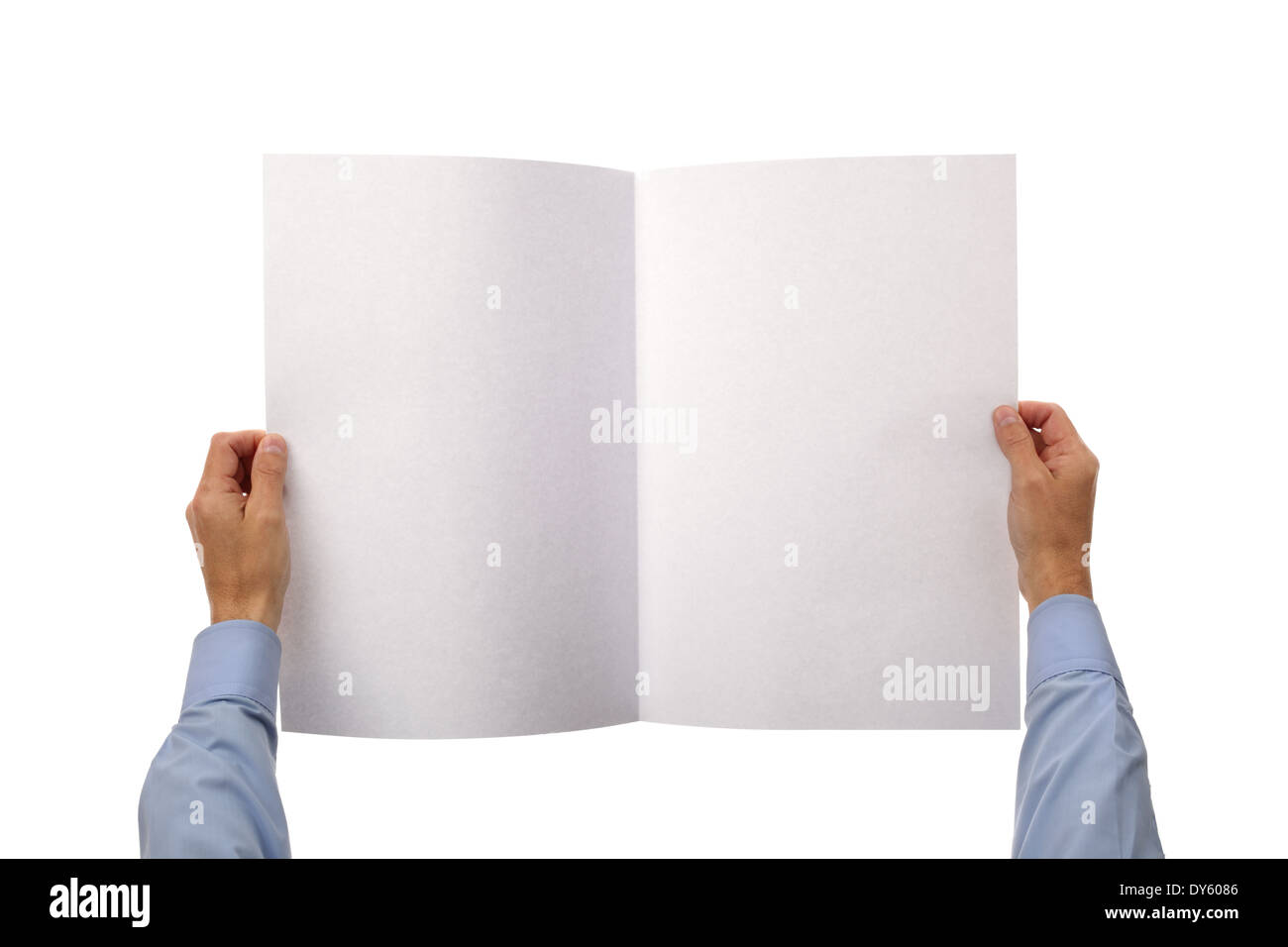 Mani che tengono un giornale in bianco Foto Stock