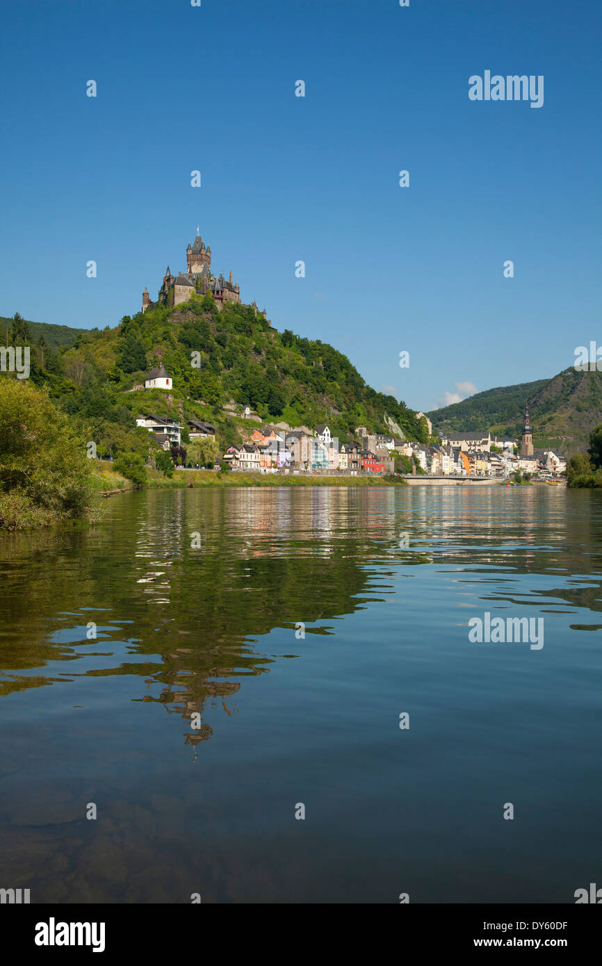 Sul Reichsburg vicino a Cochem e sul fiume Mosella, Renania-Palatinato, Germania Foto Stock