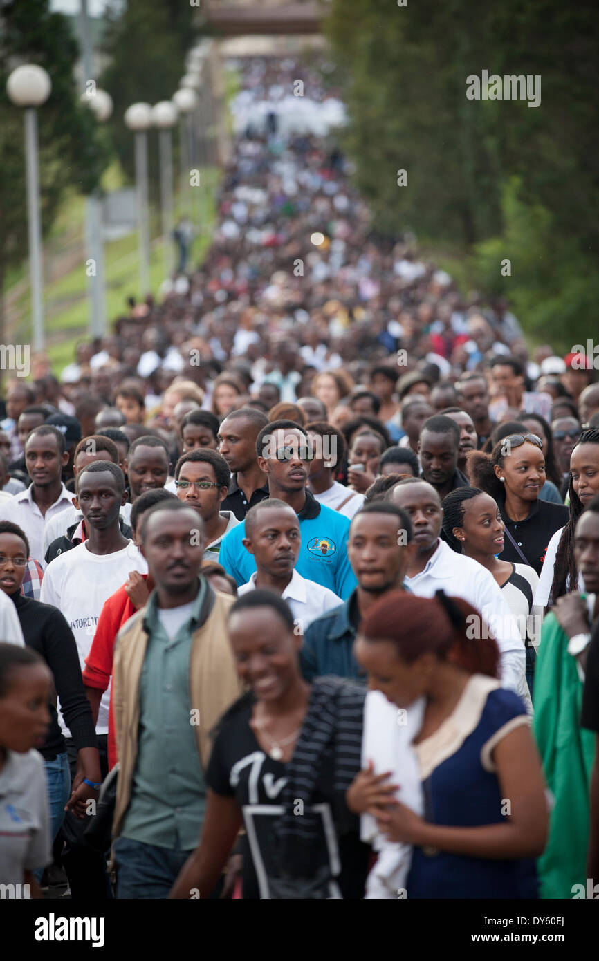 A Kigali, Ruanda. Il 7 aprile 2014. Ruandesi prendere parte in 'Kwibuka Twiyubaka a piedi da ricordare. Il cammino iniziato presso il parlamento ruandese e conclusa presso lo stadio Amahoro. Quest anno ricorre il ventesimo anniversario del genocidio contro i tutsi. Durante i circa 100 giorni dal 7 Aprile, 1994 a metà luglio, un importo stimato di 500.000 1.000.000 ruandesi sono stati uccisi, costituente tanto quanto il 20% della popolazione totale del paese e 70% dei Tutsi allora viventi in Ruanda.© Alamy Foto Stock