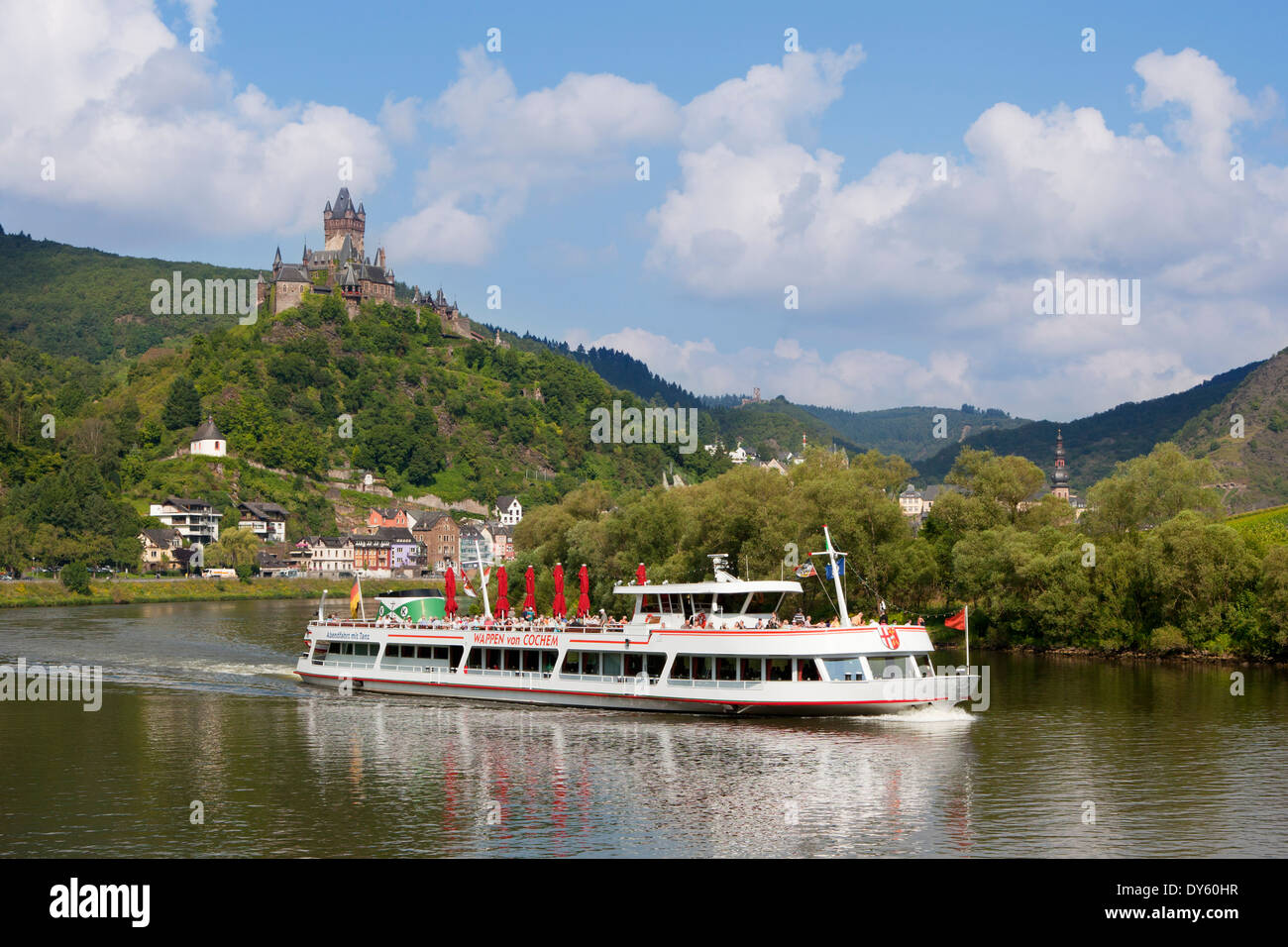 Escursione nave, sul Reichsburg vicino a Cochem e sul fiume Mosella, Renania-Palatinato, Germania Foto Stock