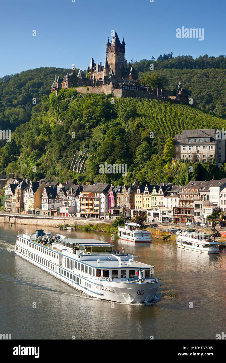 Escursione di navi, sul Reichsburg vicino a Cochem e sul fiume Mosella, Renania-Palatinato, Germania Foto Stock
