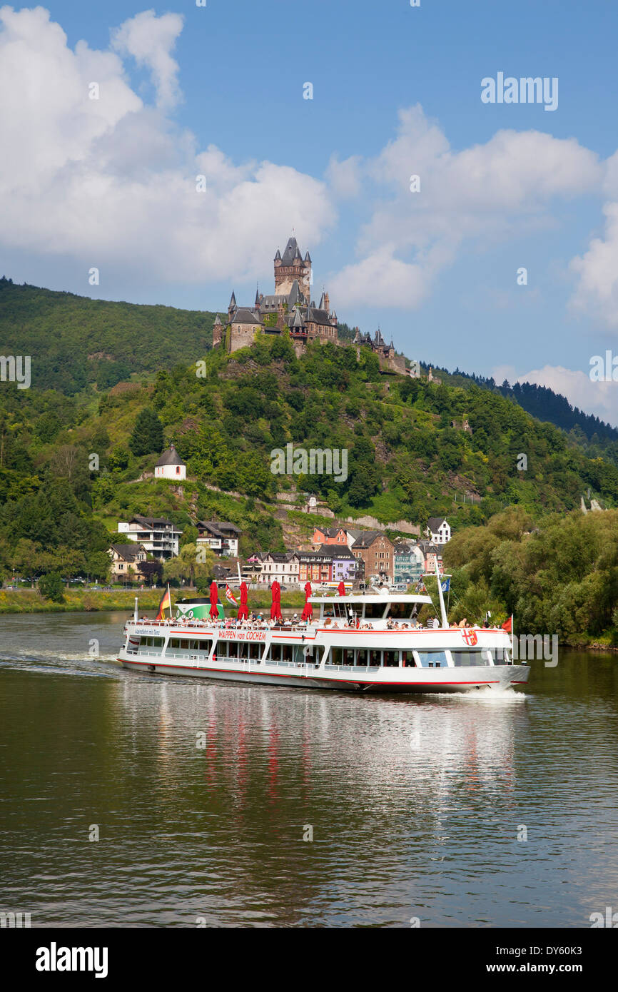 Escursione nave, sul Reichsburg vicino a Cochem e sul fiume Mosella, Renania-Palatinato, Germania Foto Stock