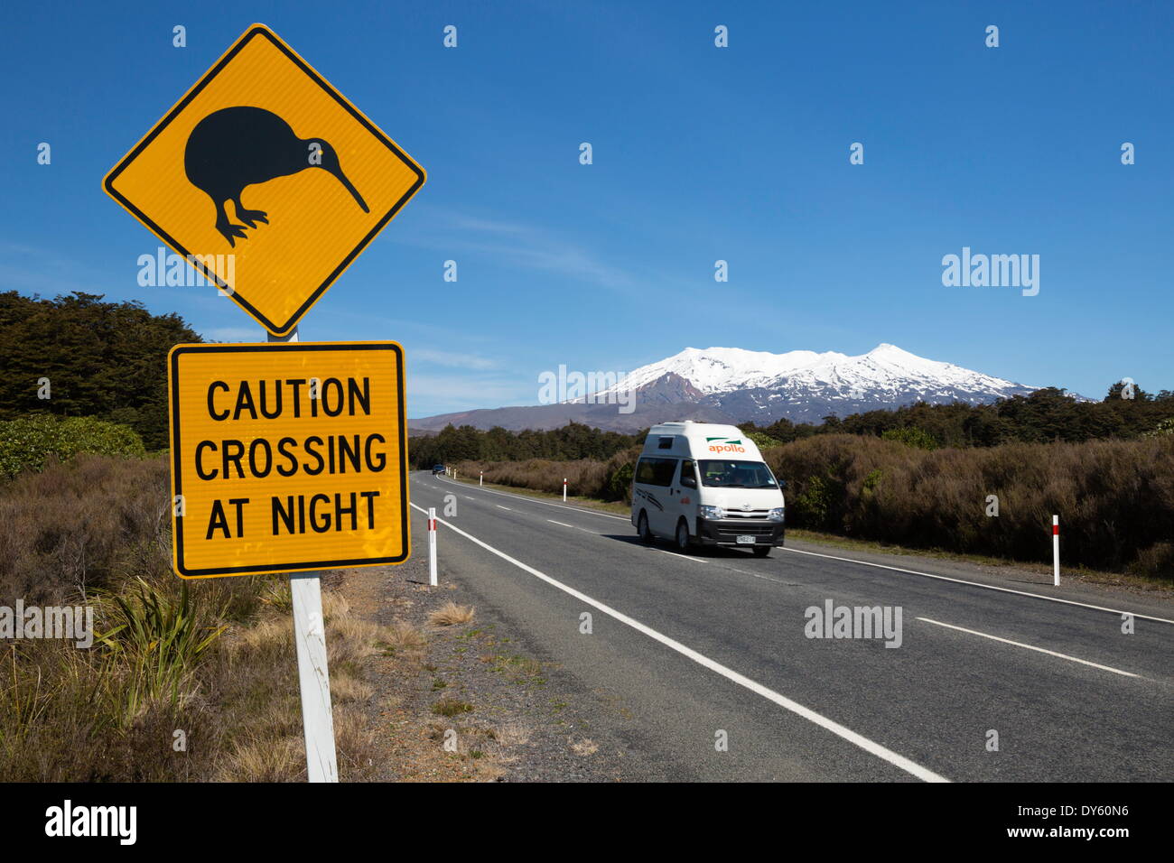 Camper sotto il Monte Ruapehu con Kiwi attraversando segno, del Parco Nazionale di Tongariro, sito UNESCO, Isola del nord, Nuova Zelanda, Pacific Foto Stock