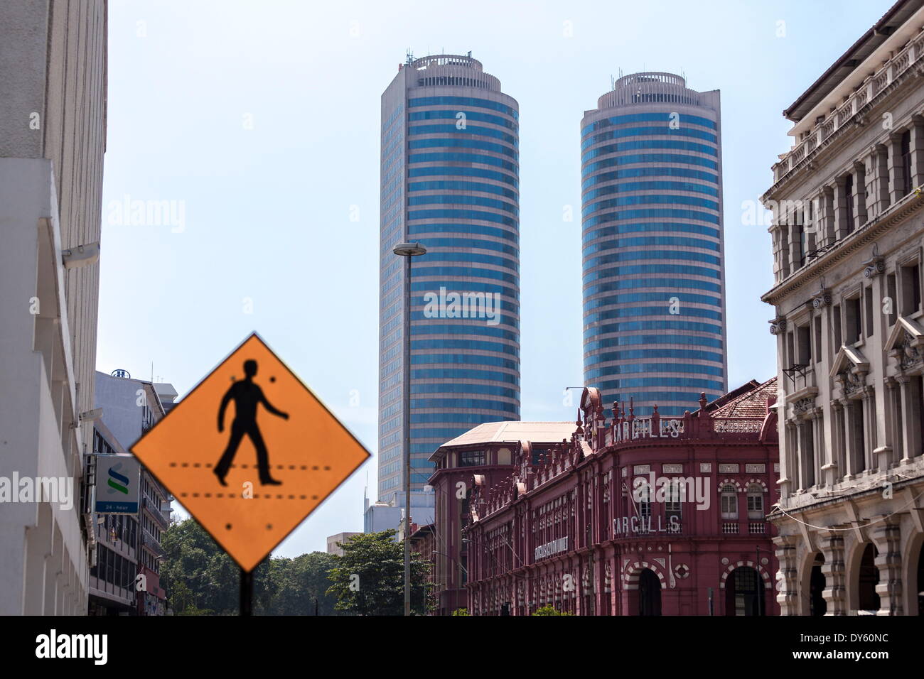 Cargills passeggiata shopping con il quartiere degli affari al di là, Colombo, Sri Lanka, Asia Foto Stock