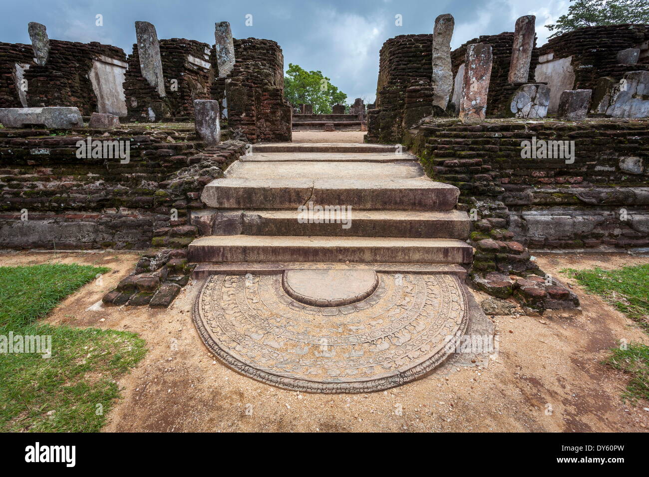Ingresso a Kiri Vihara tempio Buddista rovine con la pietra di luna all'entrata, Polonnaruwa, sito UNESCO, Sri Lanka, Asia Foto Stock