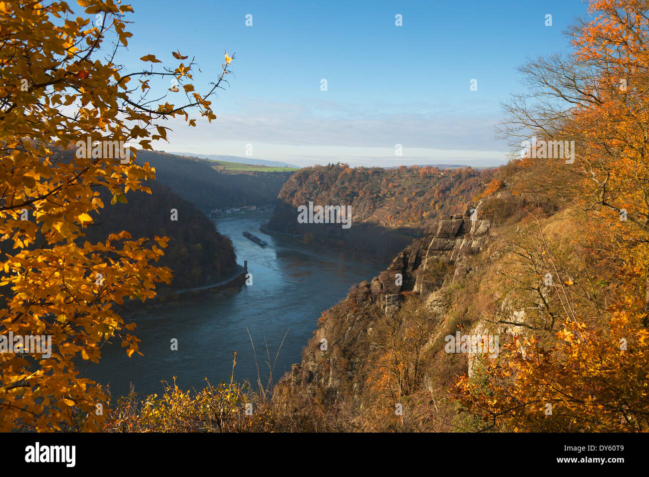 Vista da Rheinsteig Hiking trail sopra la roccia Spitznack al Loreley, vicino a St Goarshausen, Reno, Renania-Palatinato Foto Stock