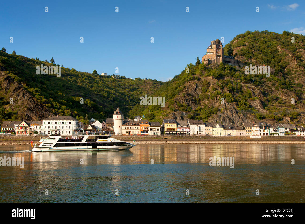 Escursione a bordo a St Goarshausen con Katz Castello, Patrimonio Culturale dell'UNESCO, il fiume Reno, Renania-Palatinato, Germania Foto Stock