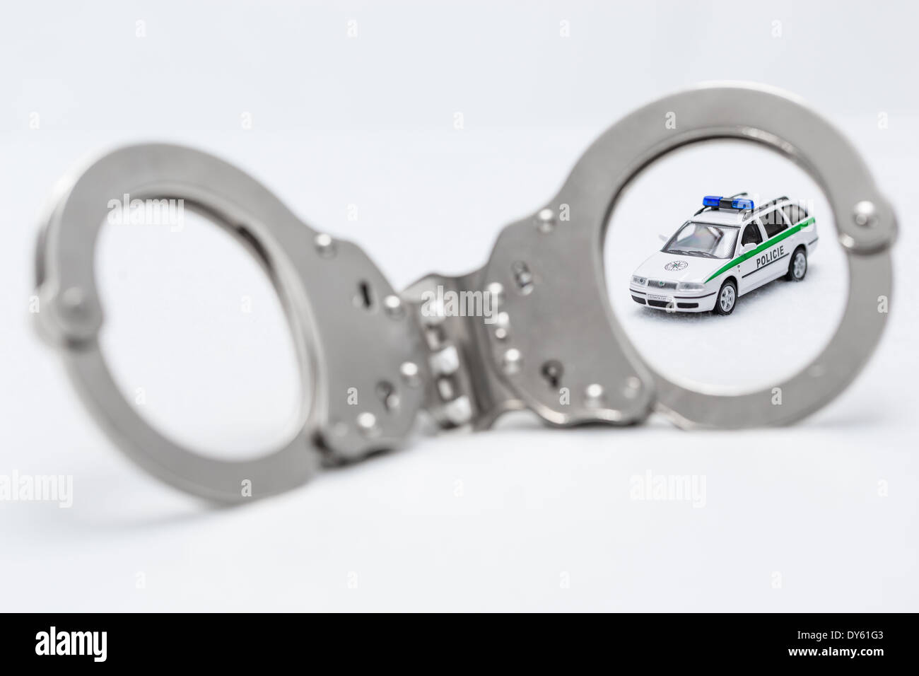 I biscottini con il modello di auto della polizia su sfondo bianco Foto Stock