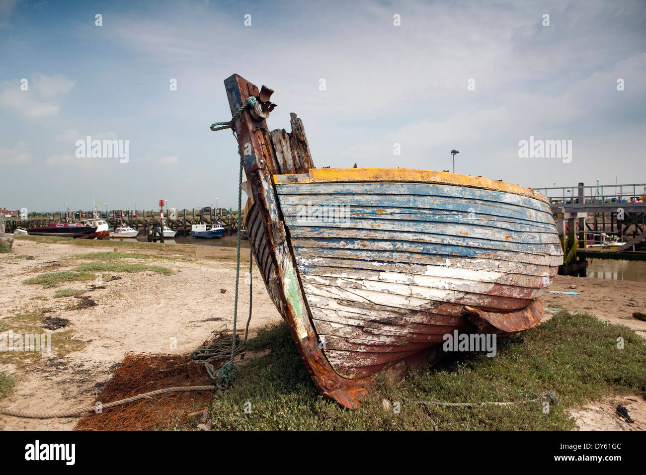 East Sussex, segala Harbour, barca da pesca alto e asciutto sopra fiume Rother Foto Stock