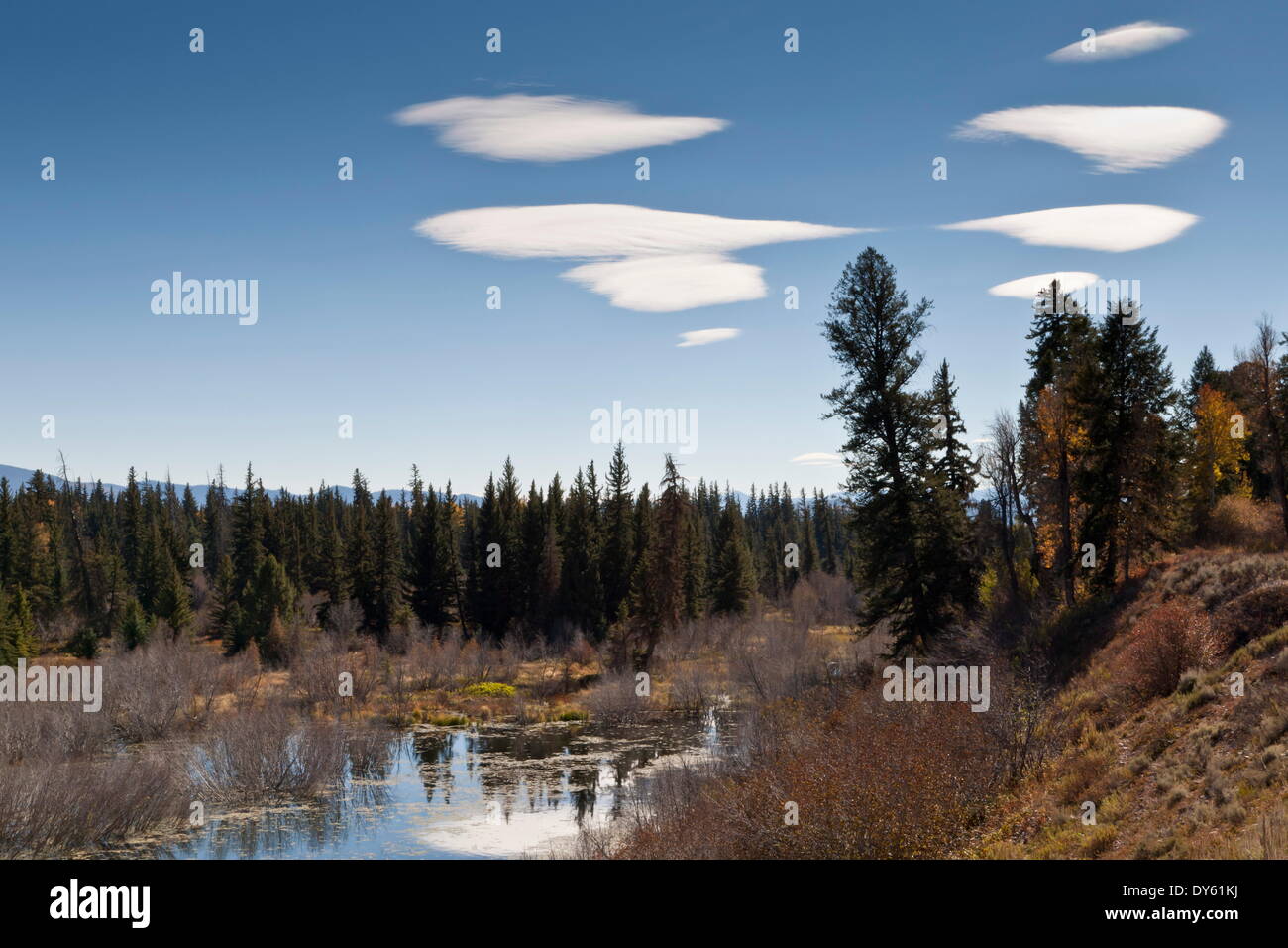 Lenticolare di nuvole sopra le alci Pond, autunno, Grand Teton National Park, Wyoming negli Stati Uniti d'America, America del Nord Foto Stock