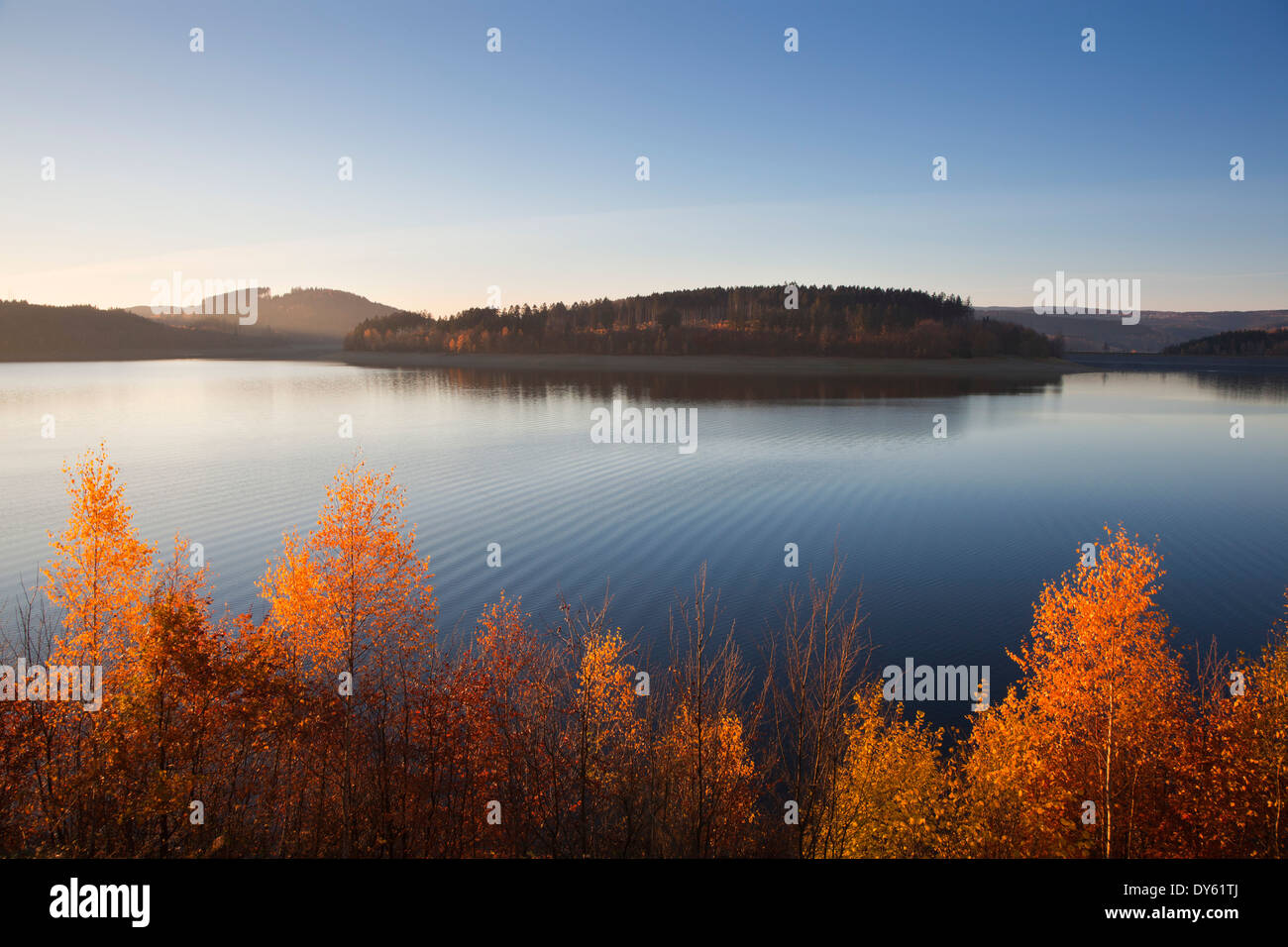 Il lago di Bigge, vicino Attendorn, regione di Sauerland, Nord Reno-Westfalia, Germania Foto Stock