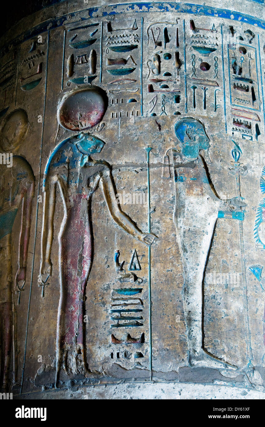 Tempio di Ramses III (1198-1167 A.C. - XX° Dyn.) a Medinet Habu: rilievi sul primo cortile.Gli dèi Sekhmet e Ptah Foto Stock